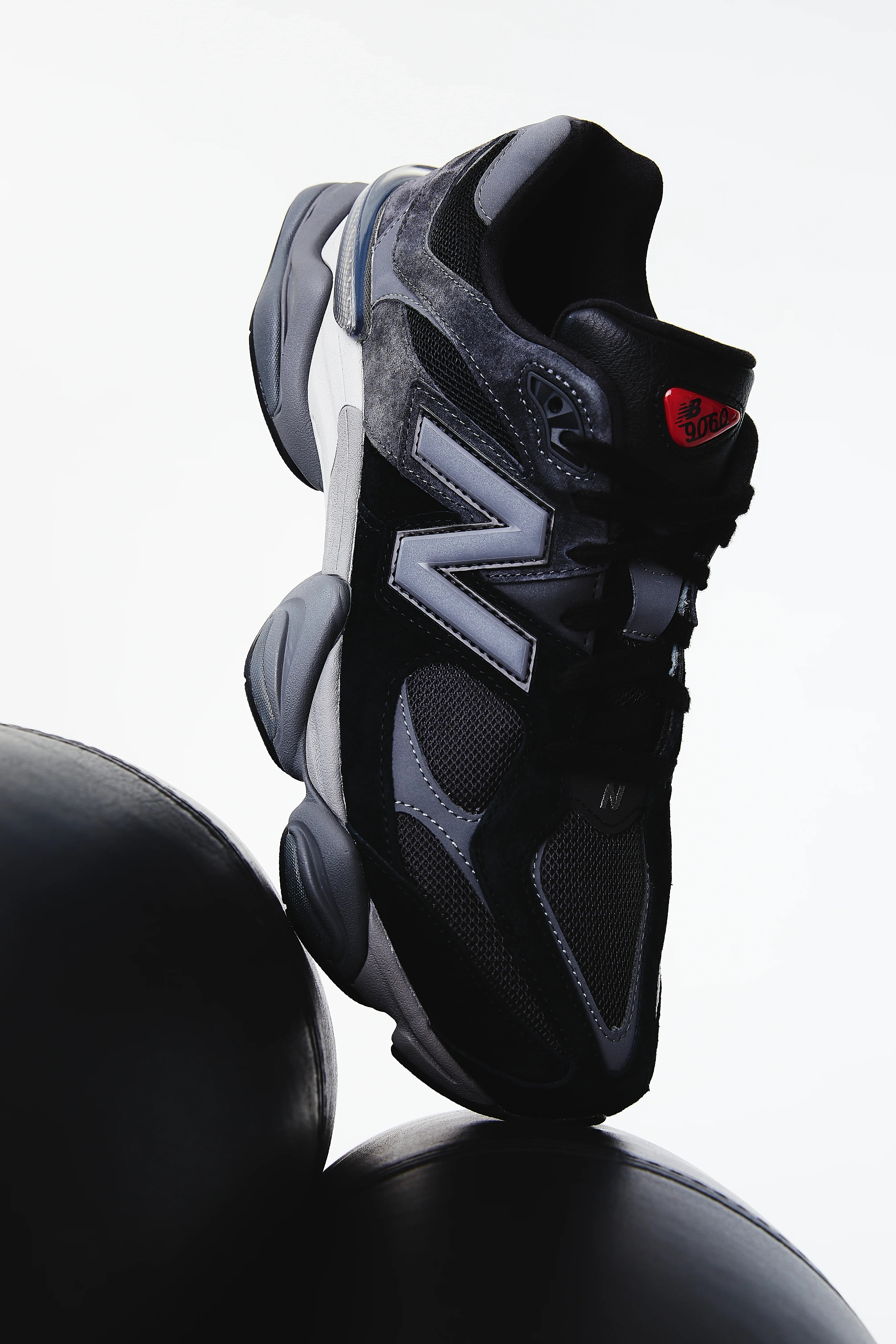 סניקרס ניו באלאנס U9060BLK שחורות אפור מטאלי, מותג מוביל ב-CHOZEN קבוצת אלפא