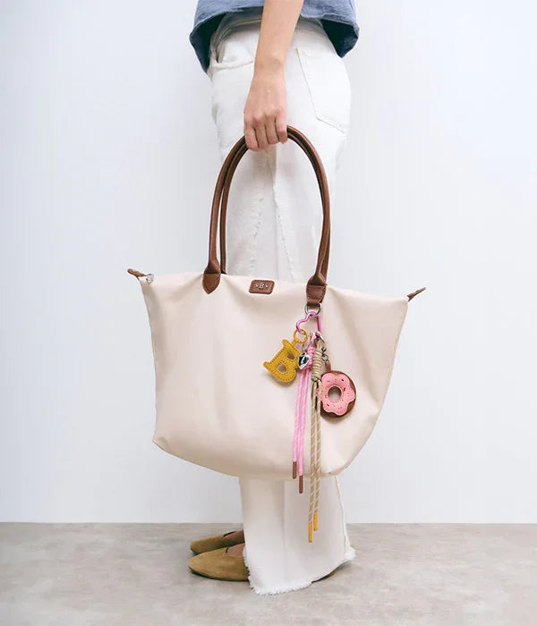 תיק יד בגוון בז' עם ידיות חומות וקישוטים, מוצר אופנה יוקרתי ב-CHOZEN