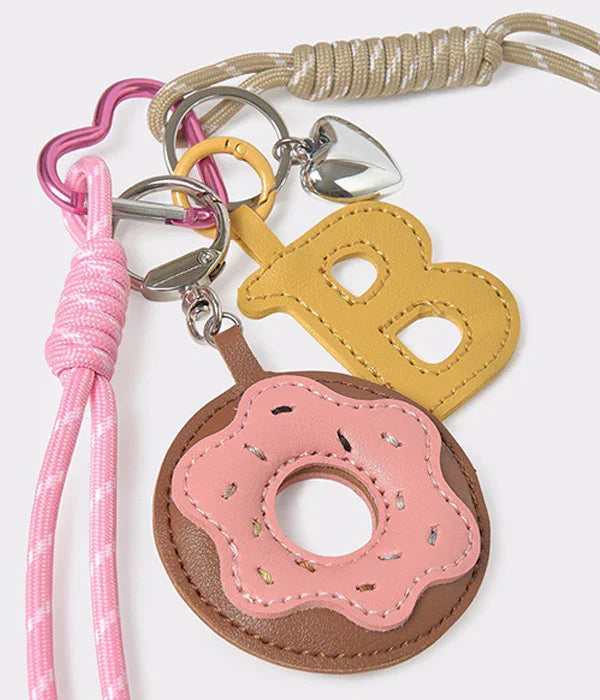 מחזיק מפתחות צבעוני עם תליון דונאט ורוד, אות B בצהוב ושרשרת לב, עיצוב צעיר CHOZEN