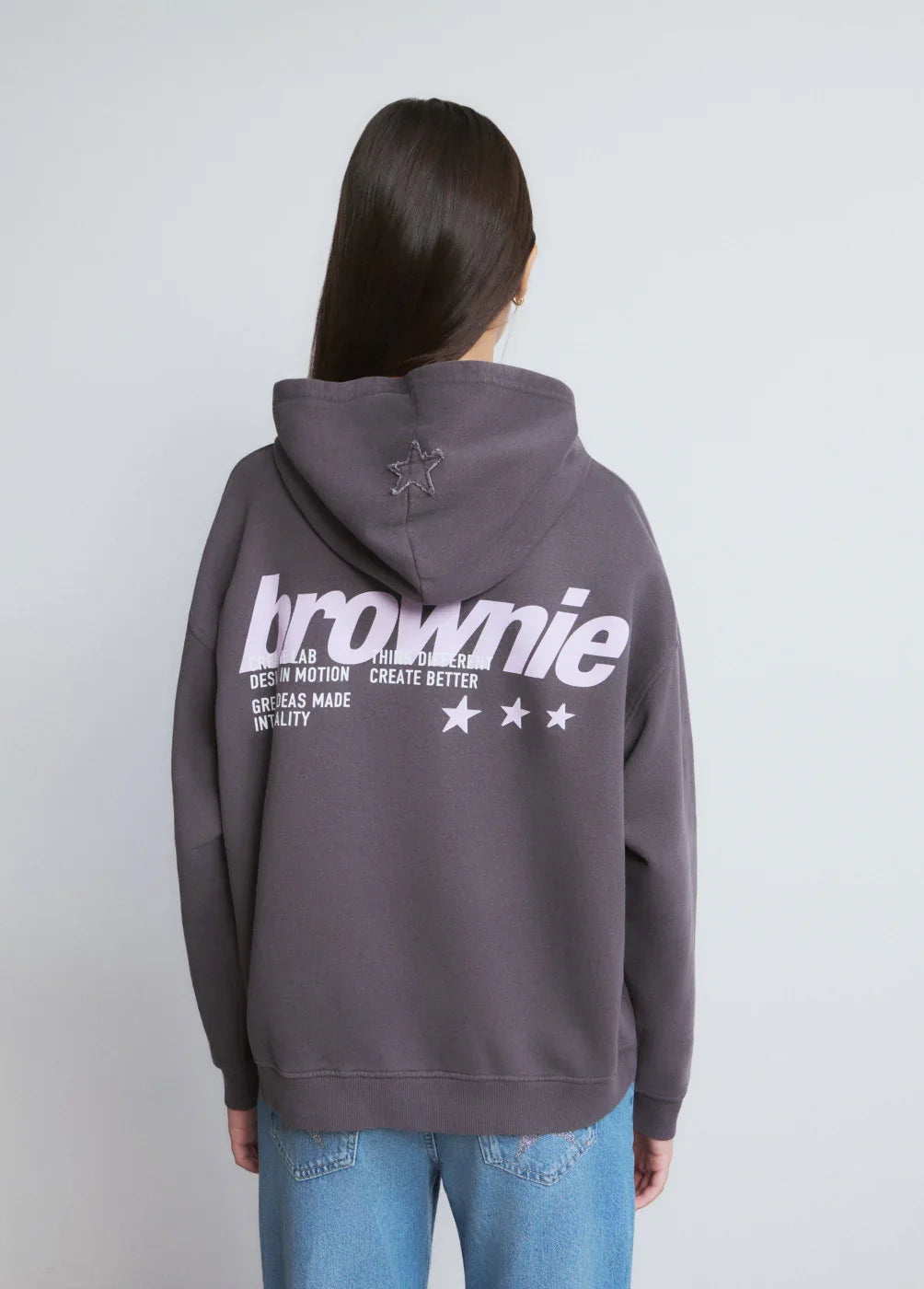 אישה בגב חולצה קפוצ'ון חומה עם כיתוב brownie וכוכבים, אופנת CHOZEN