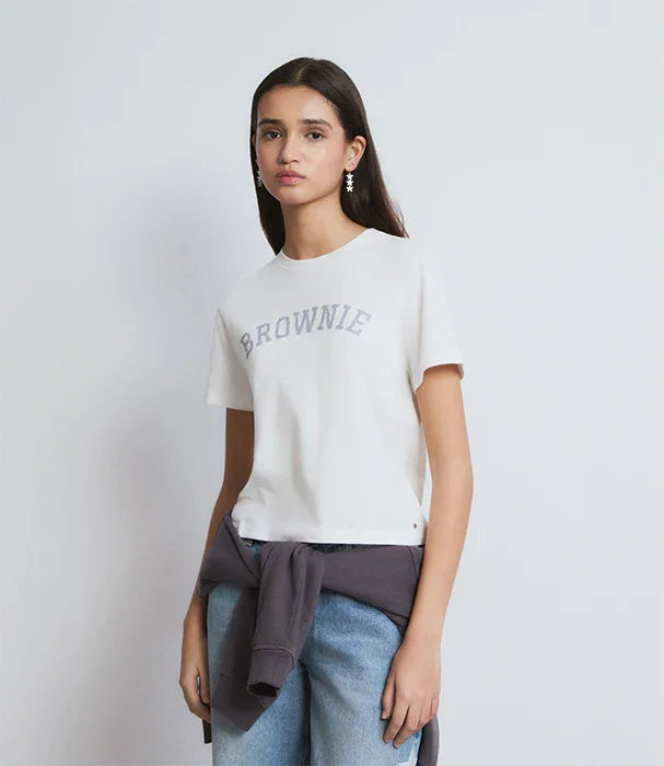 דוגמנית לובשת טי שירט לבנה עם כיתוב BROWNIE ומכנסי ג'ינס, אופנה טרנדית CHOZEN
