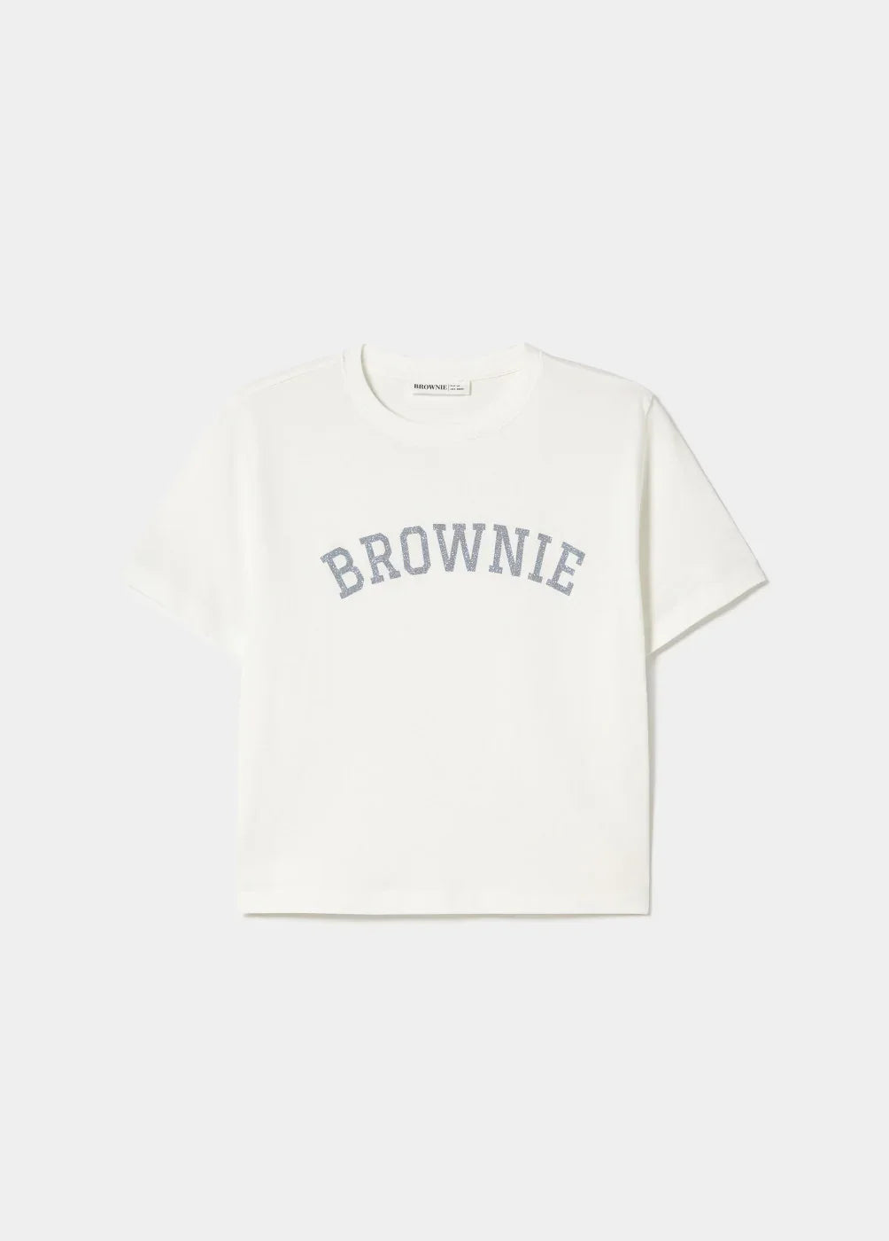 טי שירט לבנה עם כיתוב BROWNIE, מותג אופנה ב-CHOZEN, אלפא קבוצה