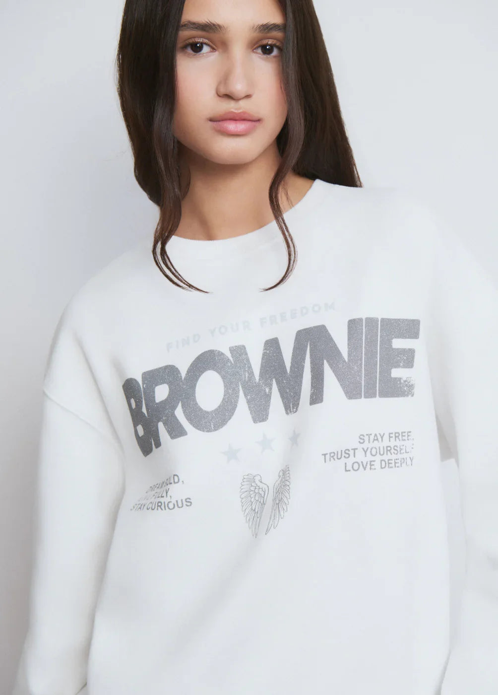 דוגמנית עם סווטשירט לבן של BROWNIE וטקסט מודפס, אופנה קבוצת אלפא, CHOZEN מותגים מובילים