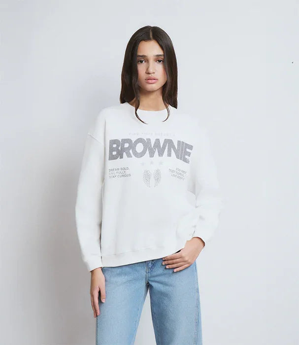 דוגמנית לובשת סווטשירט לבן של BROWNIE וג'ינס, צילום אופנה לקבוצת אלפא CHOZEN