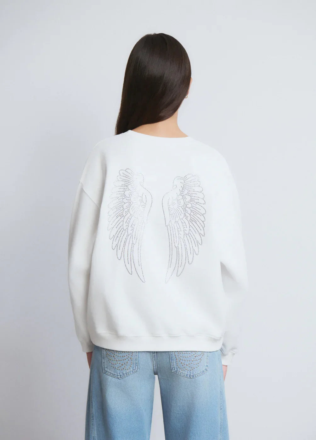 סווטשירט לבן עם ציור כנפיים בגב, ג'ינס אופנתי, אופנה CHOZEN