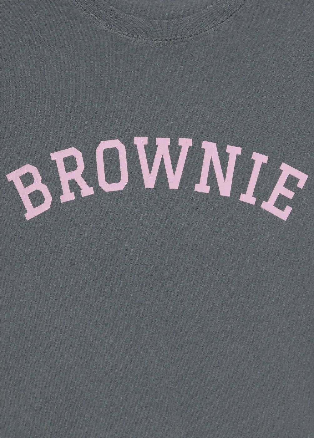 חולצת טי שרט אפורה עם הדפס כיתוב BROWNIE ורוד במרכז, אופנה יומיומית לנשים