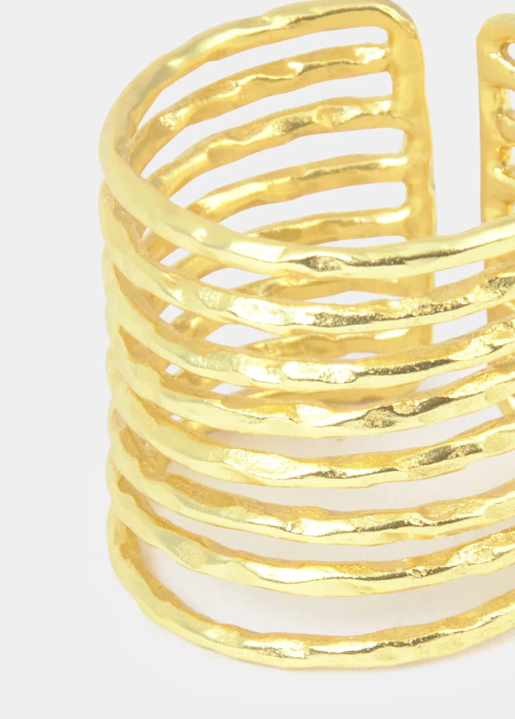 צמיד פתוח מעוצב מזהב, מראה מודרני מבית CHOZEN, קבוצת אלפא