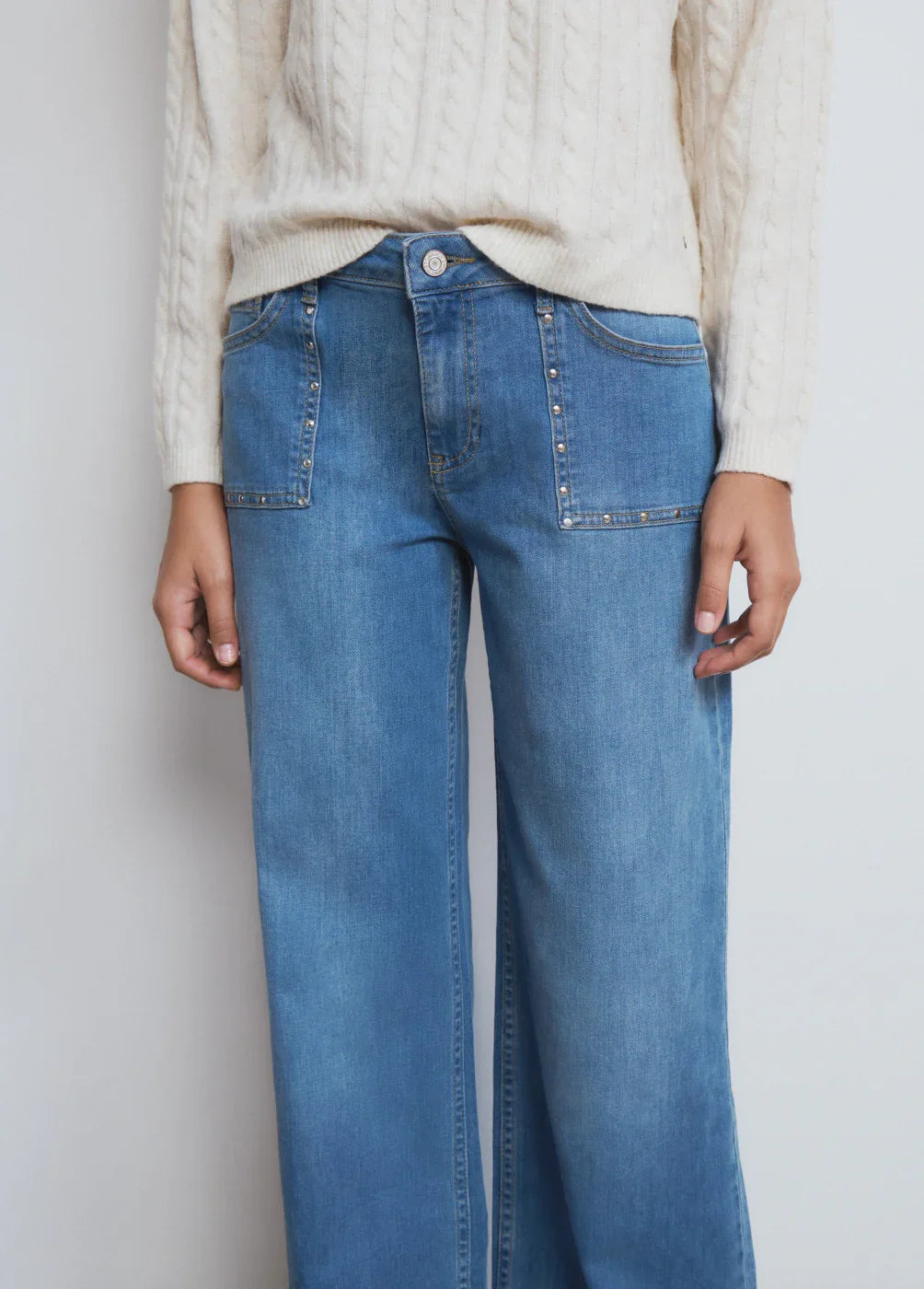 ג'ינס נשים כחול רחב עם כיסים קדמיים, פרטי ניטים, אופנת CHOZEN