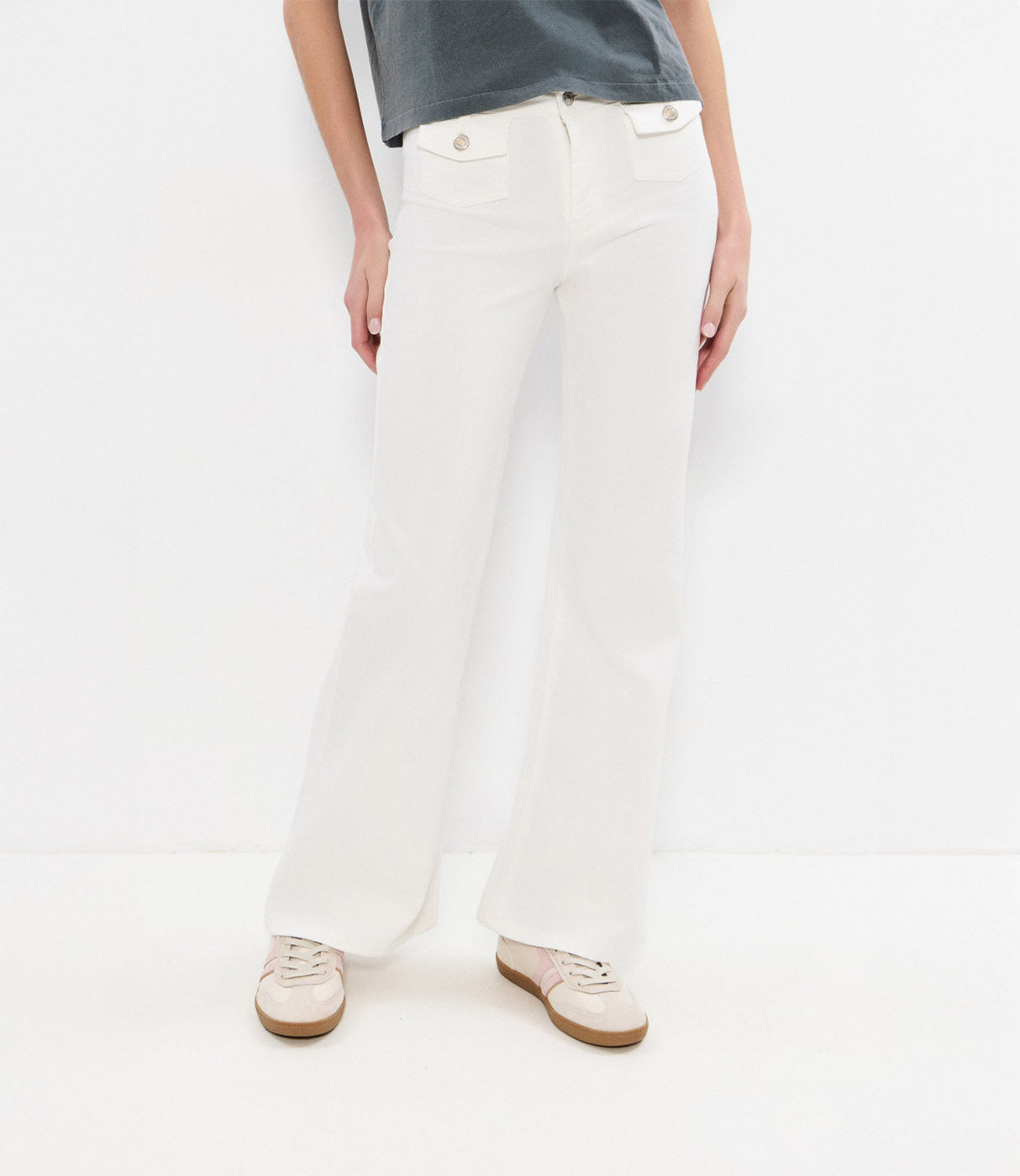 מכנסיים לבנים נשים בגזרה רחבה עם כיסים קדמיים וכפתורים, סטייל אופנתי