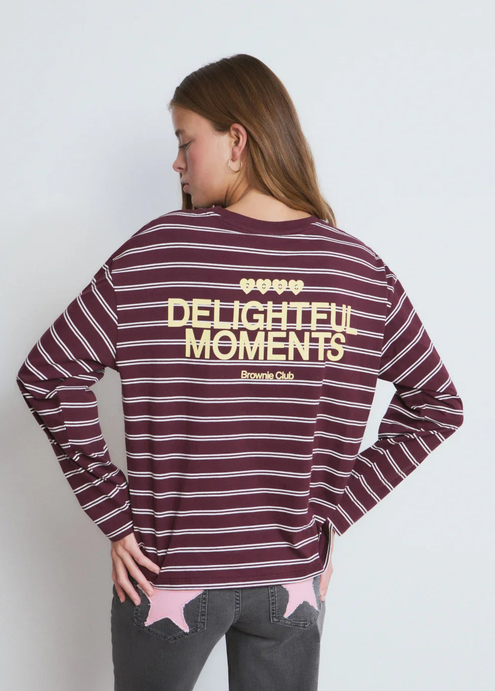 דוגמנית עם סווטשירט פסים בורדו עם כיתוב באנגלית, אופנה בחנות CHOZEN