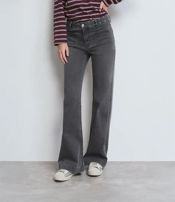 ג'ינס נשים אפור בגזרה רחבה, חולצת פסים אדומים ונעלי סניקרס, אופנה CHOZEN