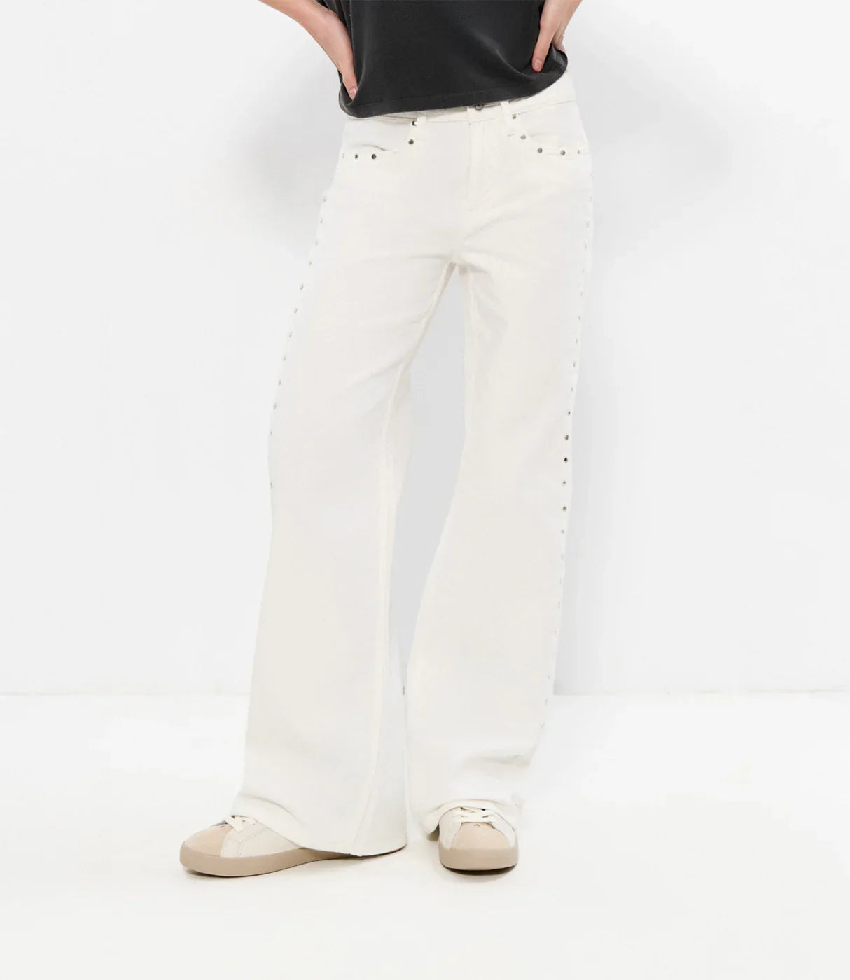 מכנסי נשים לבנים בגזרה רחבה עם ניטים מתכתיים, אופנה אלגנטית וטרנדית