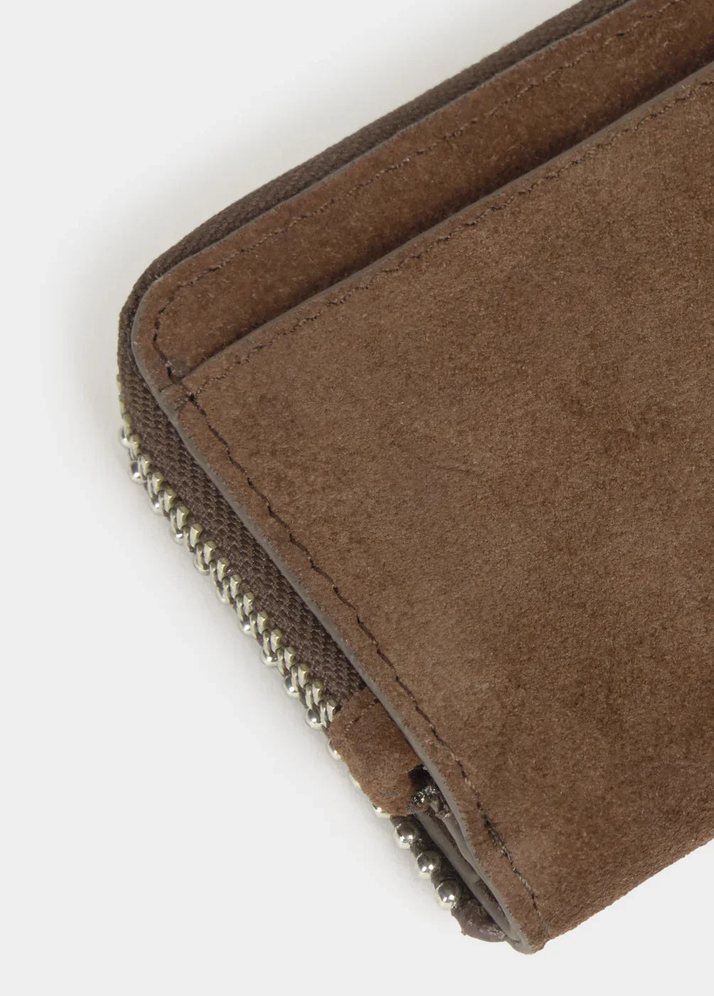 ארנק עור חום יוקרתי עם רוכסן, דגם ממותג CHOZEN, צילום תקריב על טקסטורת זמש