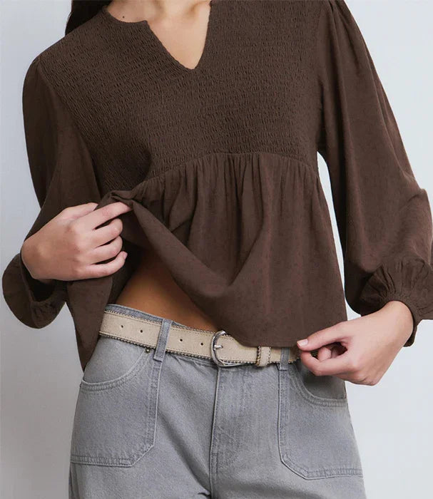 חולצה חומה עם שרוולים ארוכים וקפלים, חגורת בז' ומכנסי ג'ינס אפורים מבית CHOZEN