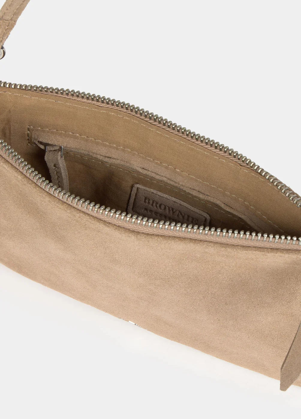 תקריב של פנים תיק קלאץ' בז', פתוח עם רוכסן, מותג Brownie באתר CHOZEN