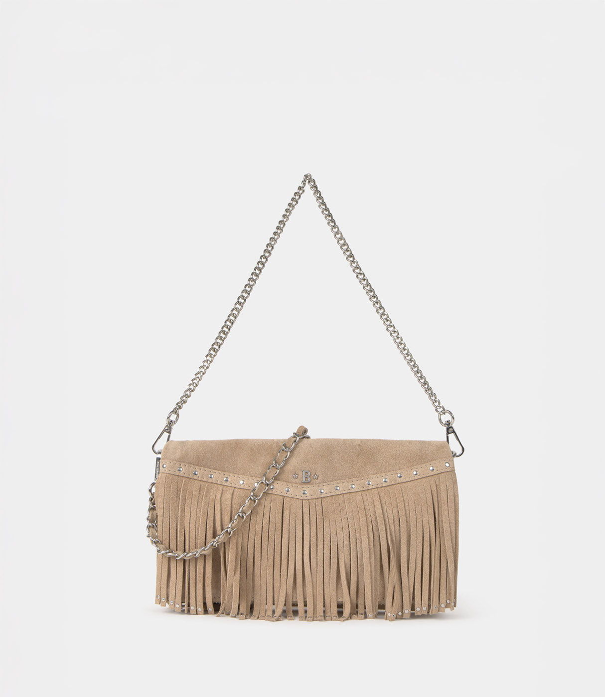 תיק קלאץ' זמש בצבע בז', עם פרנזים, ניטים ורצועת שרשרת מתכת, רקע לבן