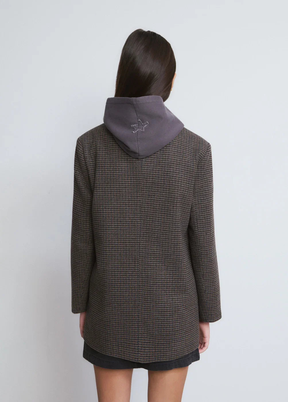 אישה עם בלייזר משובץ אפור וכובע קפוצ'ון סגול, צילום גב, אופנת נשים CHOZEN