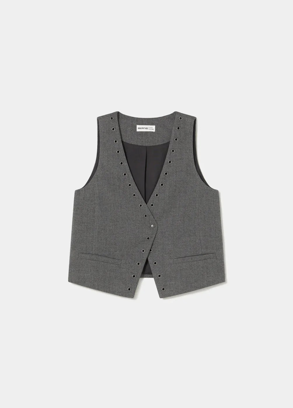 אפוד גברים אפור קלאסי עם חורי מתכת, כיסים קדמיים, רקע לבן