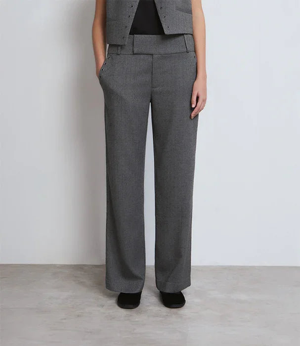 מכנסיים מחויטים מחויטות בצבע אפור לנשים, גזרה ישרה, על רקע קיר לבן