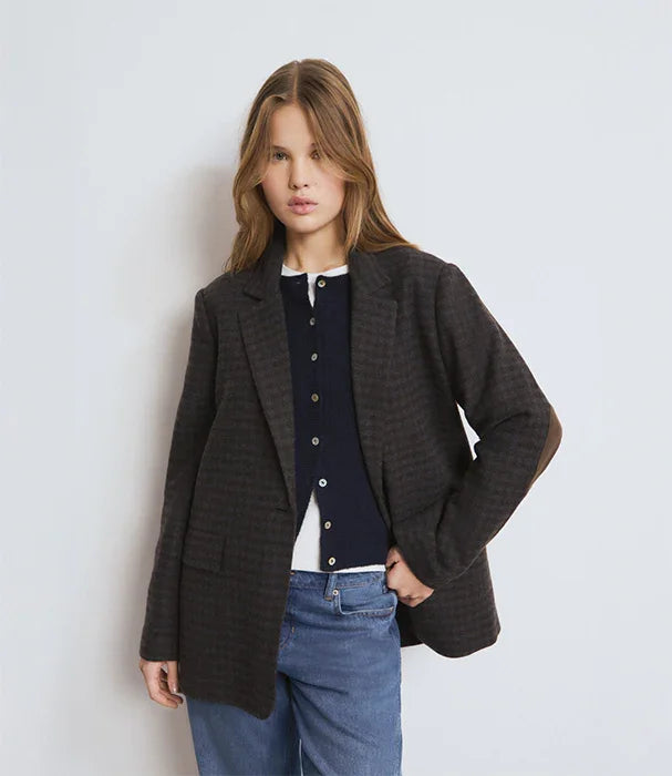 דוגמנית לובשת בלייזר חום משובץ, סריג כהה וג'ינס, צילום אופנה ל-CHOZEN