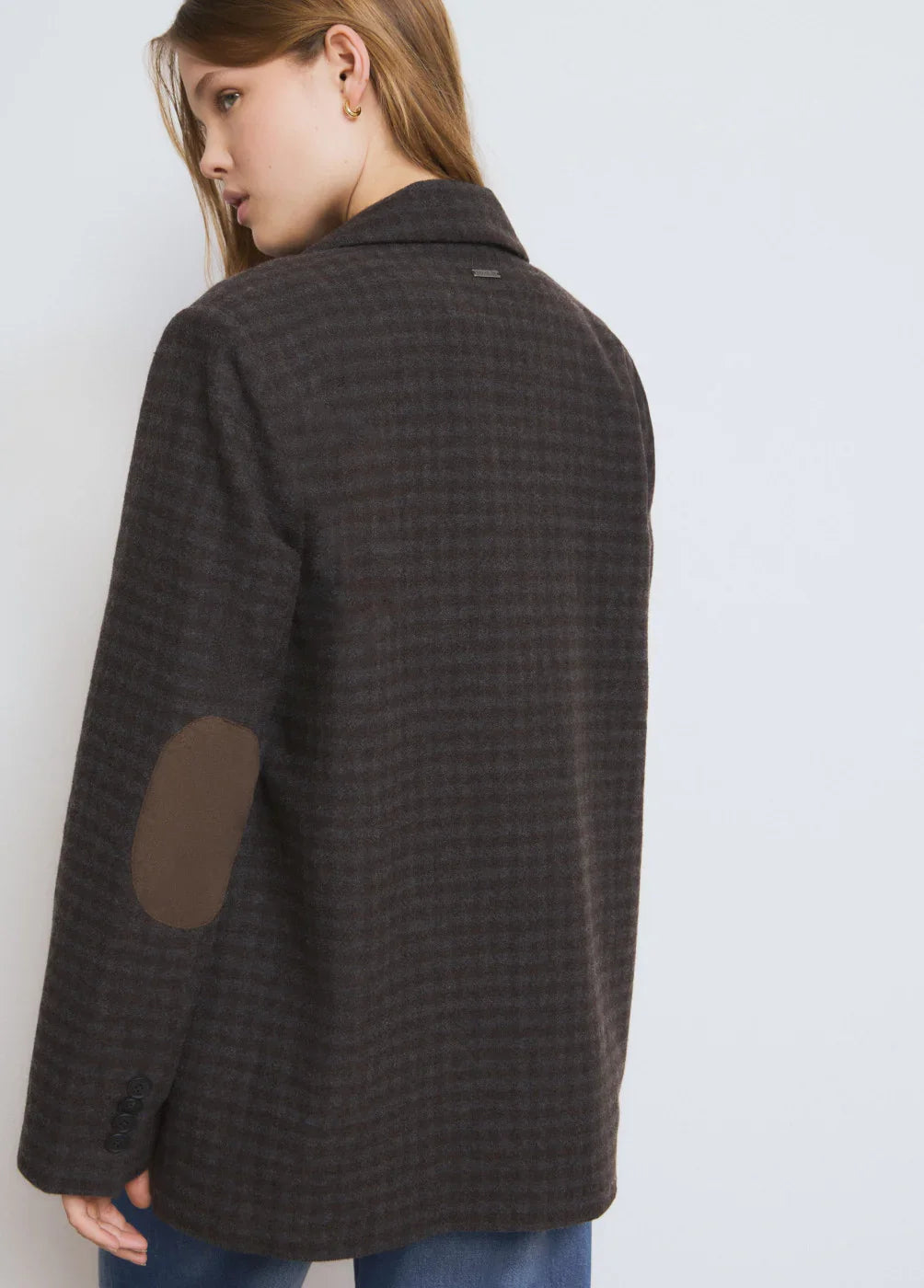 אישה עם ז'קט משבצות חום כהה עם תיקון מרפק, אופנת נשים CHOZEN