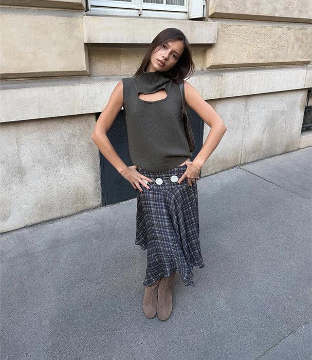 אופנת נשים CHOZEN, דוגמנית לובשת גופיית גולף עם קרע וחצאית משבצות, צולם ברחוב עירוני