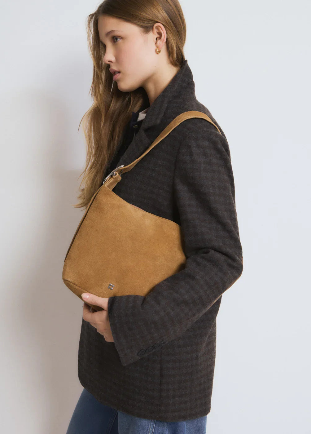 אישה עם מעיל כהה ותיק צד חום אופנתי, מותג עליון, צילום סטודיו CHOZEN