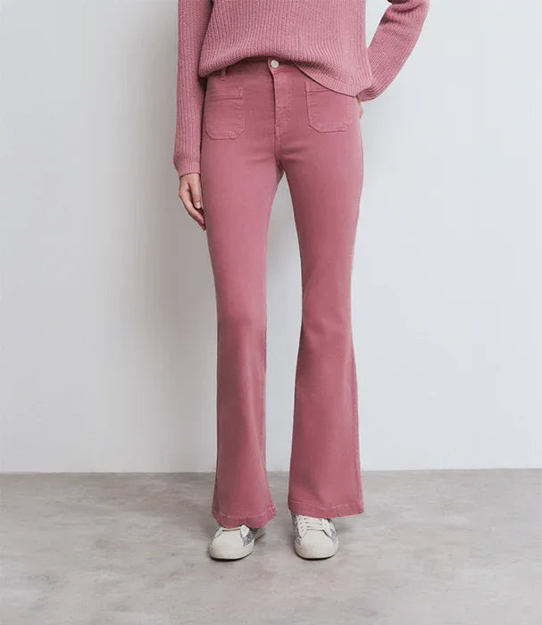 מכנסי פדלפון ורודים אופנתיים לנשים, דגם CHOZEN, מצולם על רקע קיר לבן