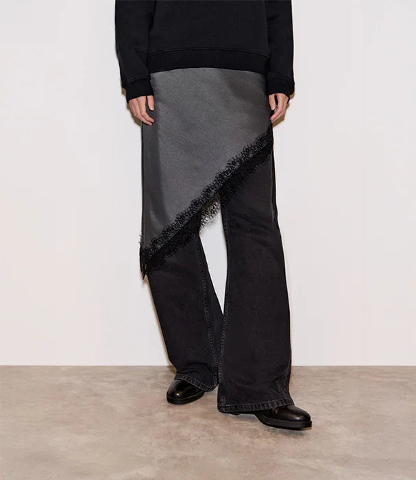 חצאית אלכסונית אפורה עם תחרה שחורה מעל מכנסיים שחורים, אופנה CHOZEN