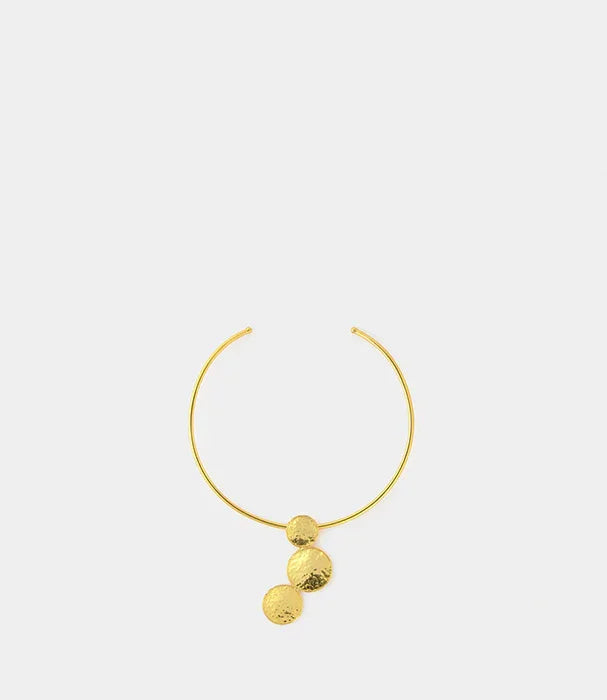 קולר זהב מינימליסטי עם שלושה תליוני דיסק עגולים במראה מחוספס, על רקע לבן