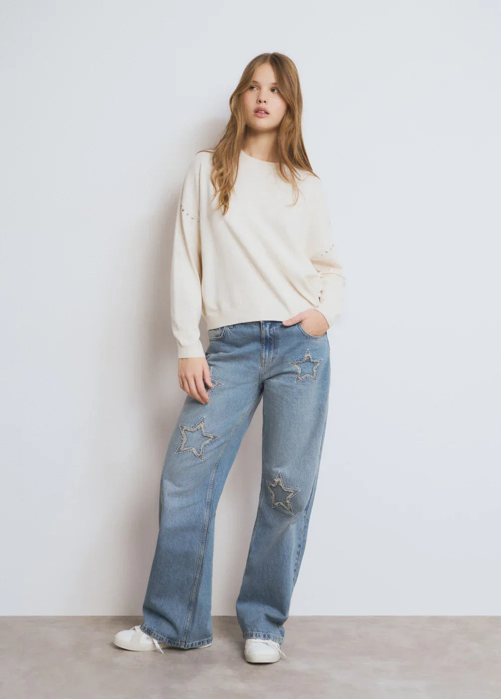דגם אופנה לנשים: סוודר קרם ומכנסי ג'ינס עם הדפסי כוכבים, CHOZEN קולקציה עדכנית