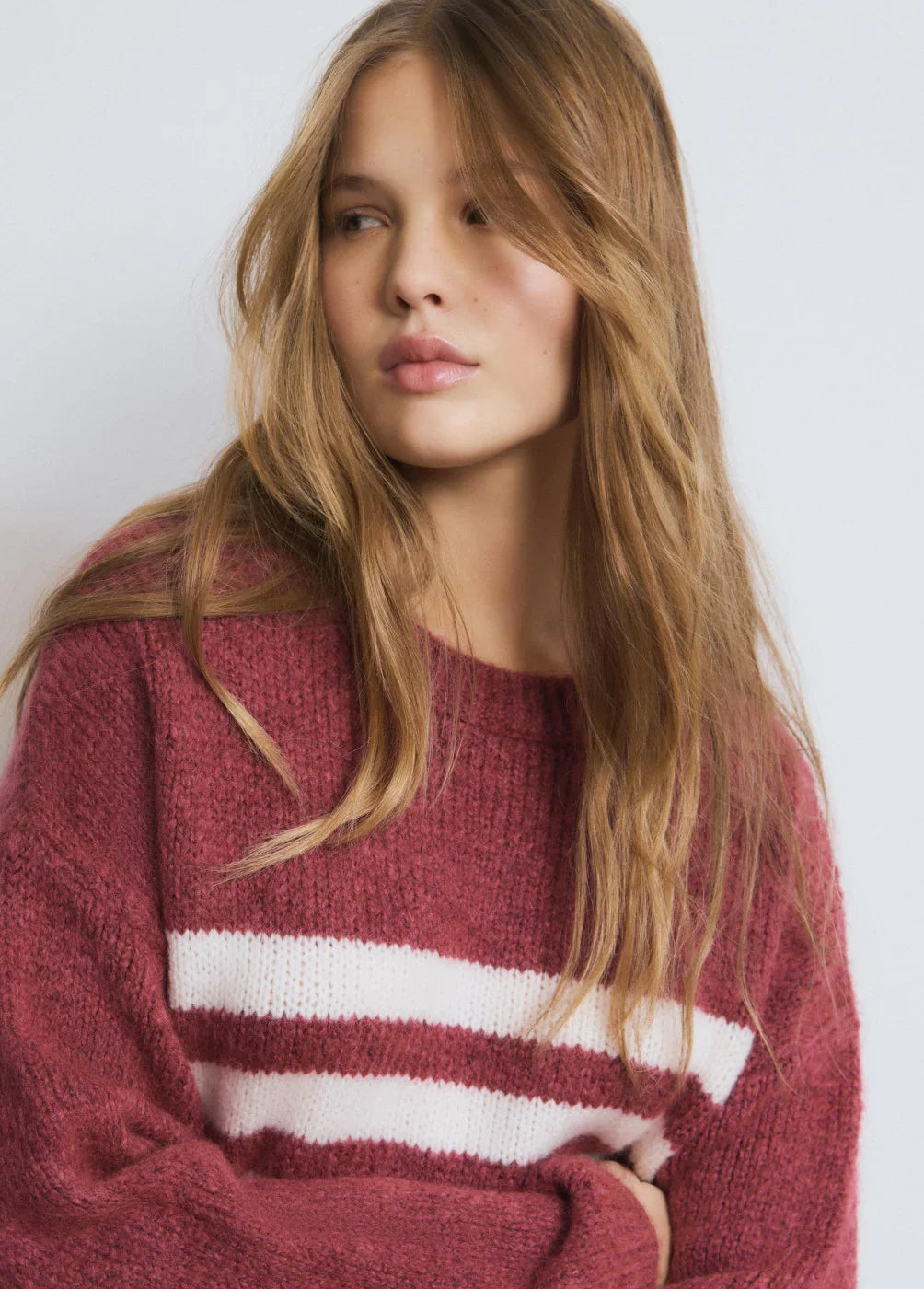 דוגמנית לובשת סוודר יין עם פסים לבנים, אופנה חורפית CHOZEN, קבוצת אלפא