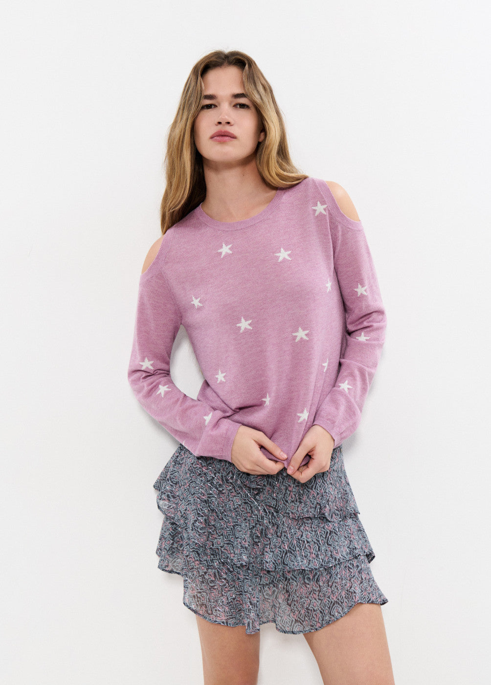 חולצת כתפיים חשופות בצבע סגלגל עם הדפס כוכבים וחצאית קומות פרחונית לאישה