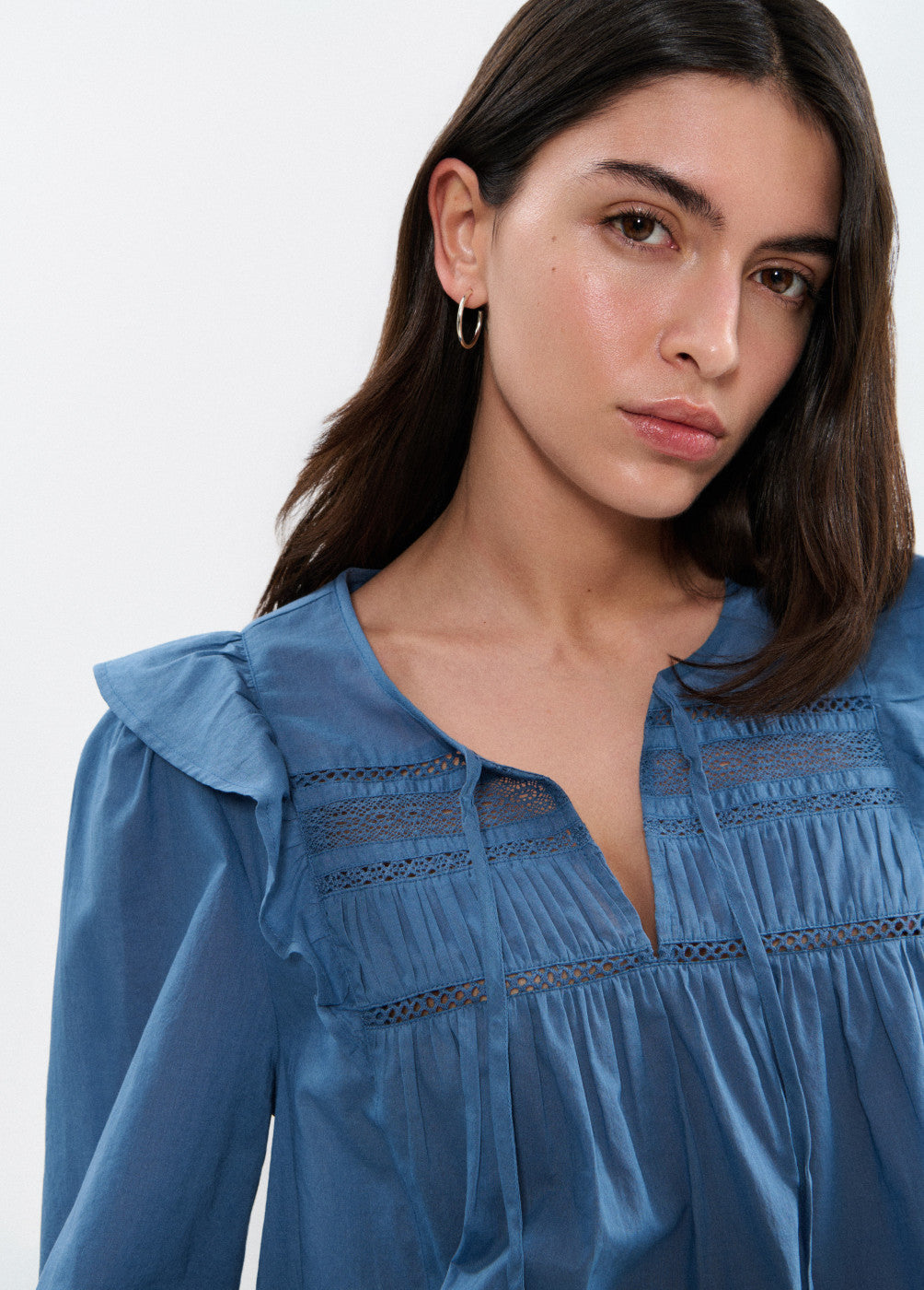 חולצה כחולה לנשים עם תחרה ושרוולים תפוחים אופנתית