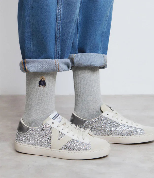 נעלי סניקרס נוצצות עם נצנצים כסופים, גרביים אפורות רקומות, ג'ינס מקופל, CHOZEN