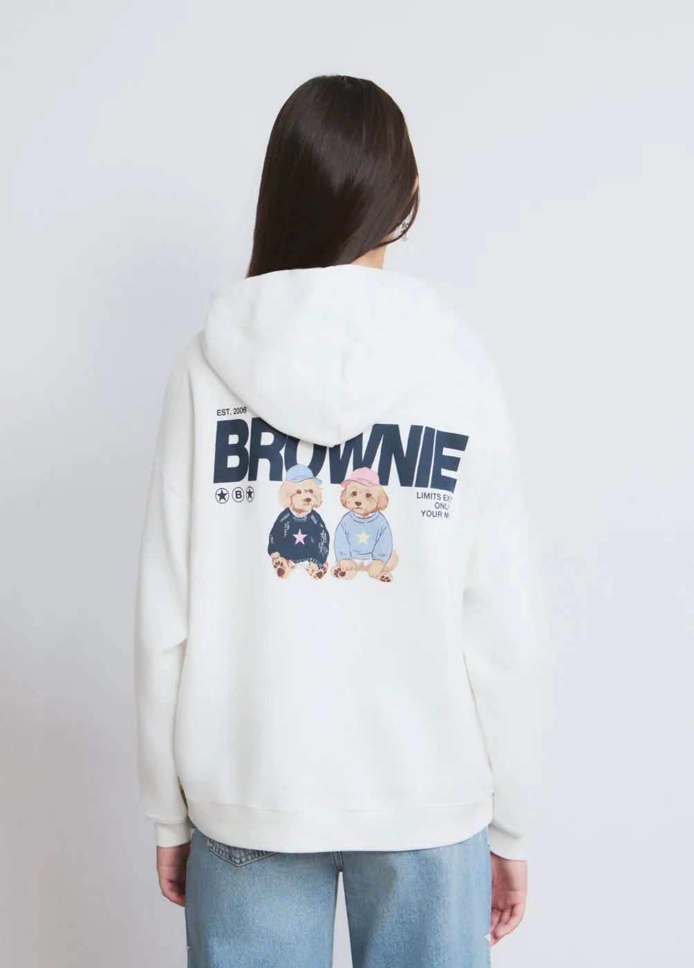 אישה עם קפוצ'ון לבן מעוצב של BROWNIE עם איור כלבים, אופנה CHOZEN, קבוצת אלפא