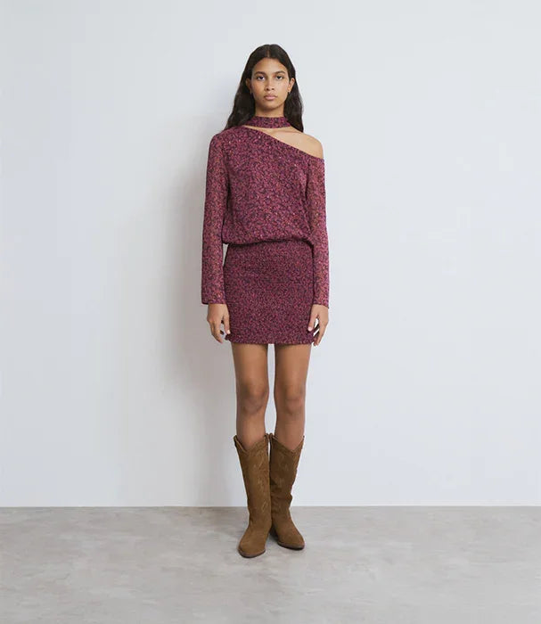 אישה לובשת שמלת מיני בורדו פרחונית עם כתף חשופה ומגפיים חומים, צילום אופנה CHOZEN