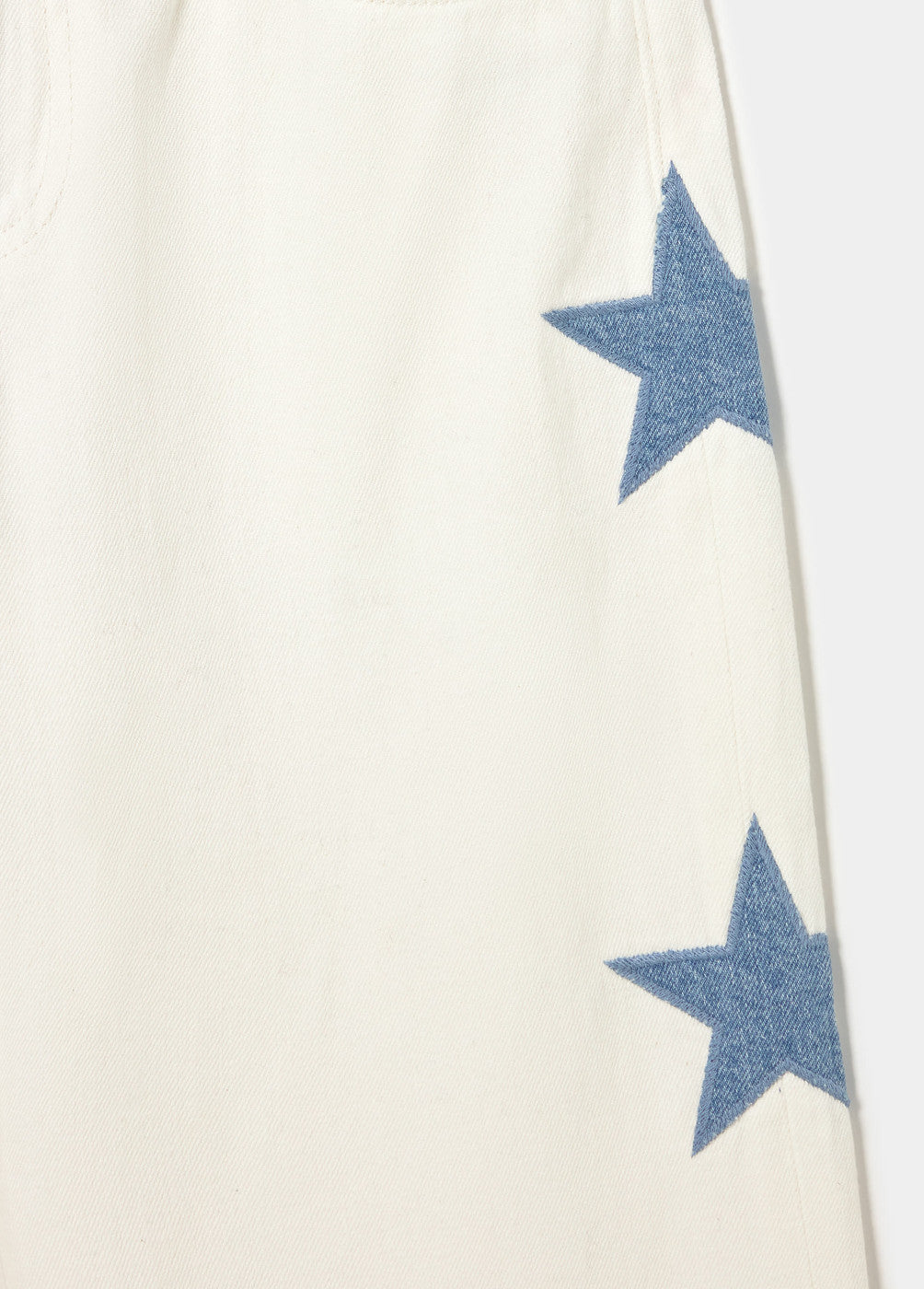 מכנס בד לבן עם כוכבים כחולים רקומים בצד לעיצוב ייחודי ואופנת ילדים
