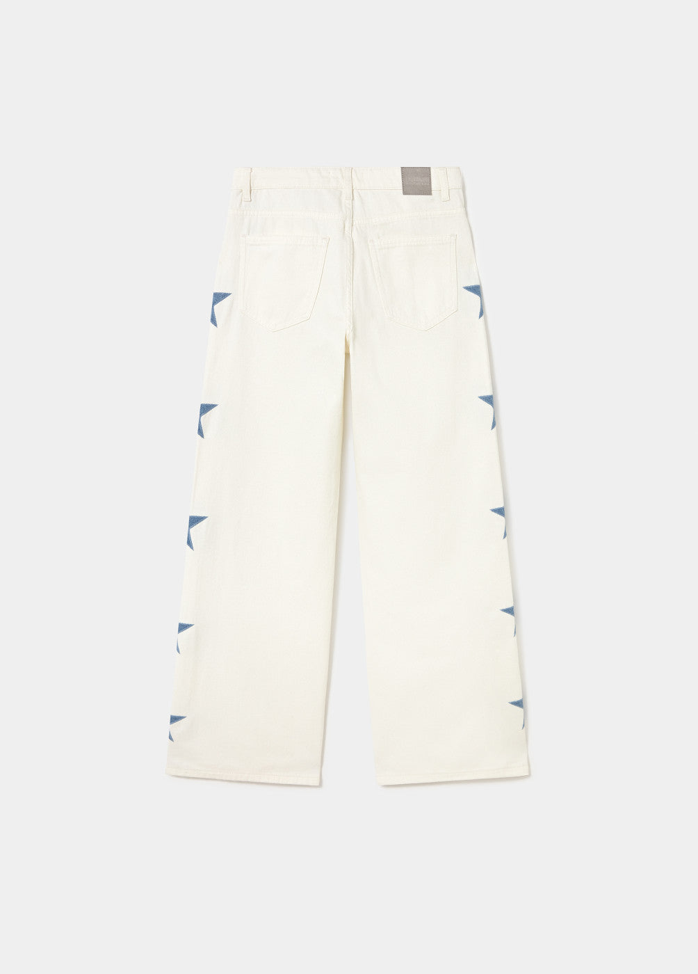 מכנסי ג'ינס לבנים בגזרה ישרה עם כיסים אחוריים ודוגמת כוכבים כחולים בצדדים