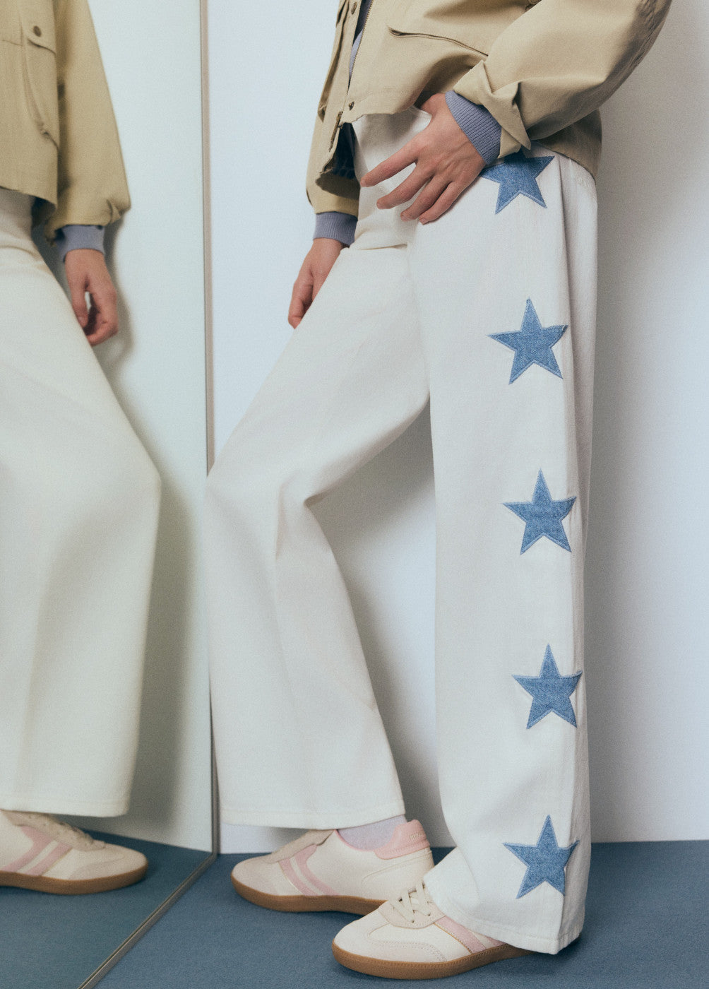 מכנסיים לבנים רחבים עם כוכבים כחולים לאורך הצד לנשים, אופנה טרנדית