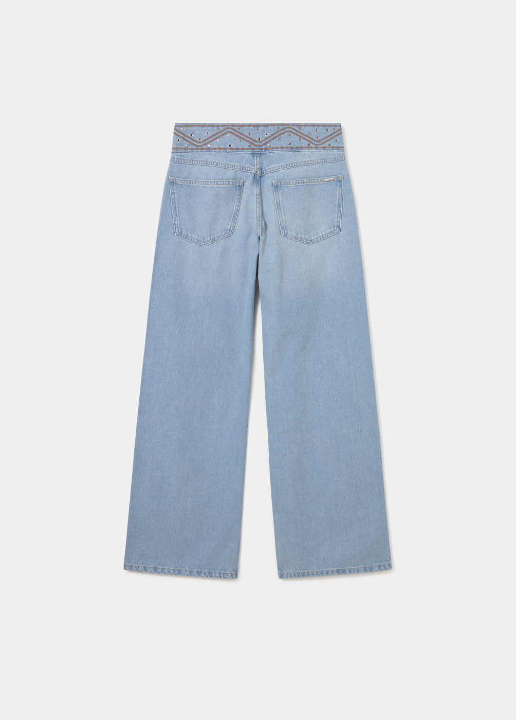 ג'ינס נשים בגזרה רחבה בצבע תכלת עם עיטור גאומטרי בחגורה, שני כיסים אחוריים