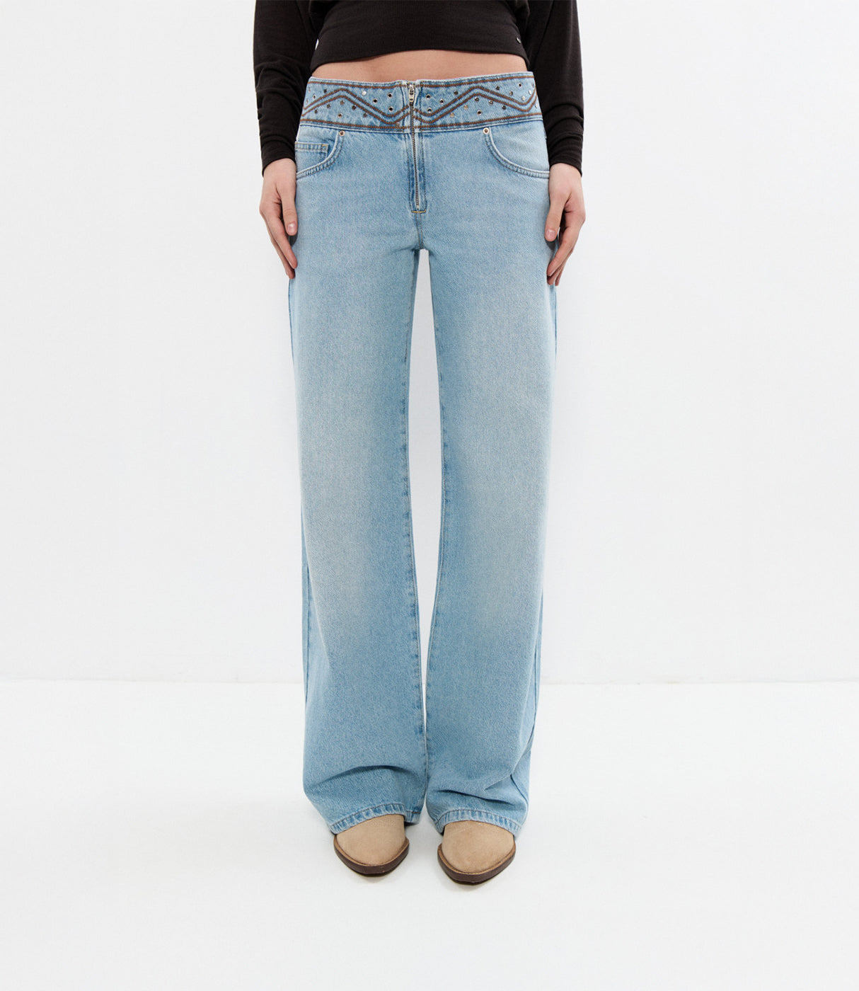 ג'ינס בגזרה רחבה גבוהה בצבע תכלת עם דוגמה בחגורה, אופנת נשים