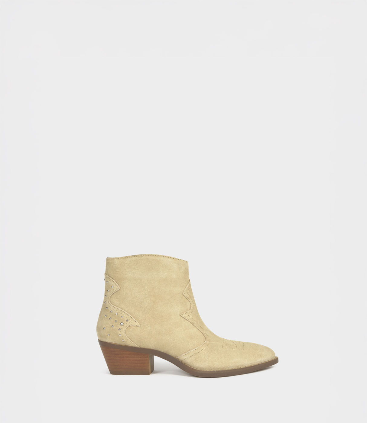 מגף נשים בצבע בז', עקב נמוך, דוגמת ניטים, בסגנון בוקרים, רקע לבן