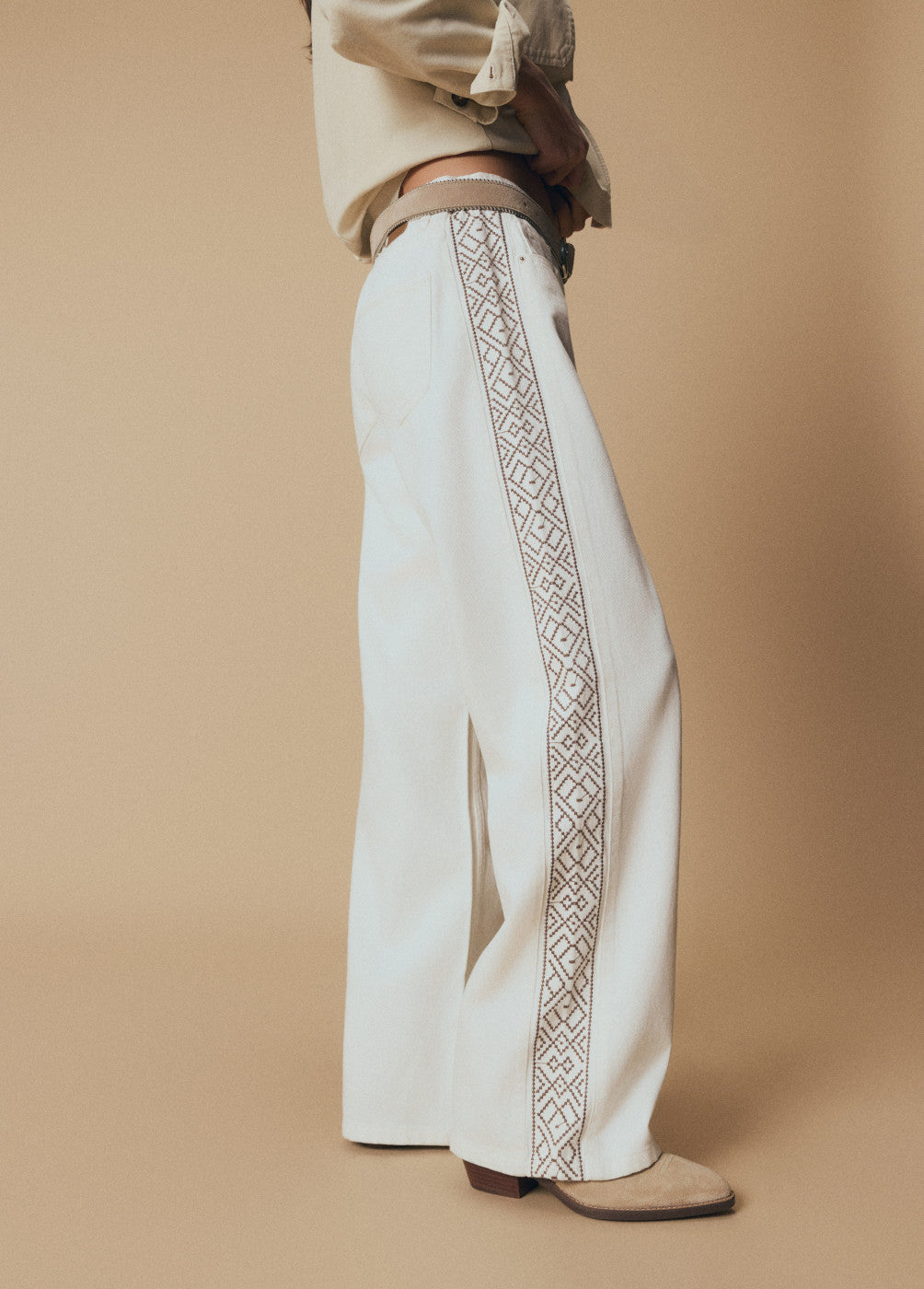 מכנסיים רחבים בצבע שמנת עם פס רקמה אתני לאורך הצד, אופנת נשים אלגנטית