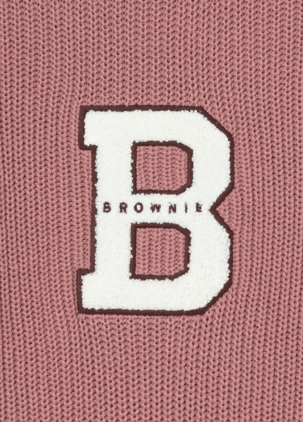 אות B ולוגו Brownie על ג'קט ורוד, מותג מוביל ב-CHOZEN קבוצת אלפא