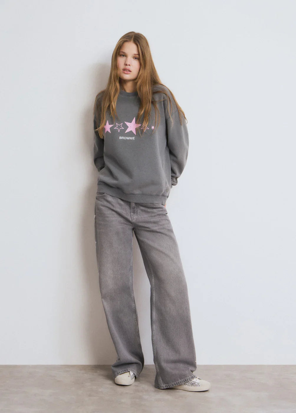 דוגמנית עם סווטשירט אפור BROWNIE עם כוכבים ורודים ומכנסיים רחבים, אופנת נשים CHOZEN