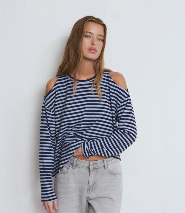 אישה לובשת חולצת סטריפים כחולה עם כתפיים חשופות, אופנה עדכנית באתר CHOZEN