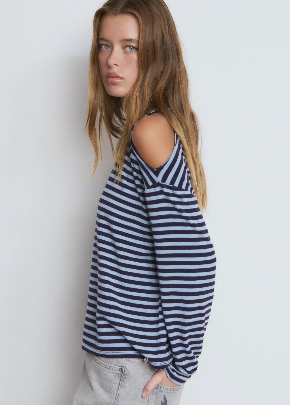 חולצת פסים כחולה עם כתפיים פתוחות לאשה, אופנתית מבית CHOZEN, צילום על רקע לבן