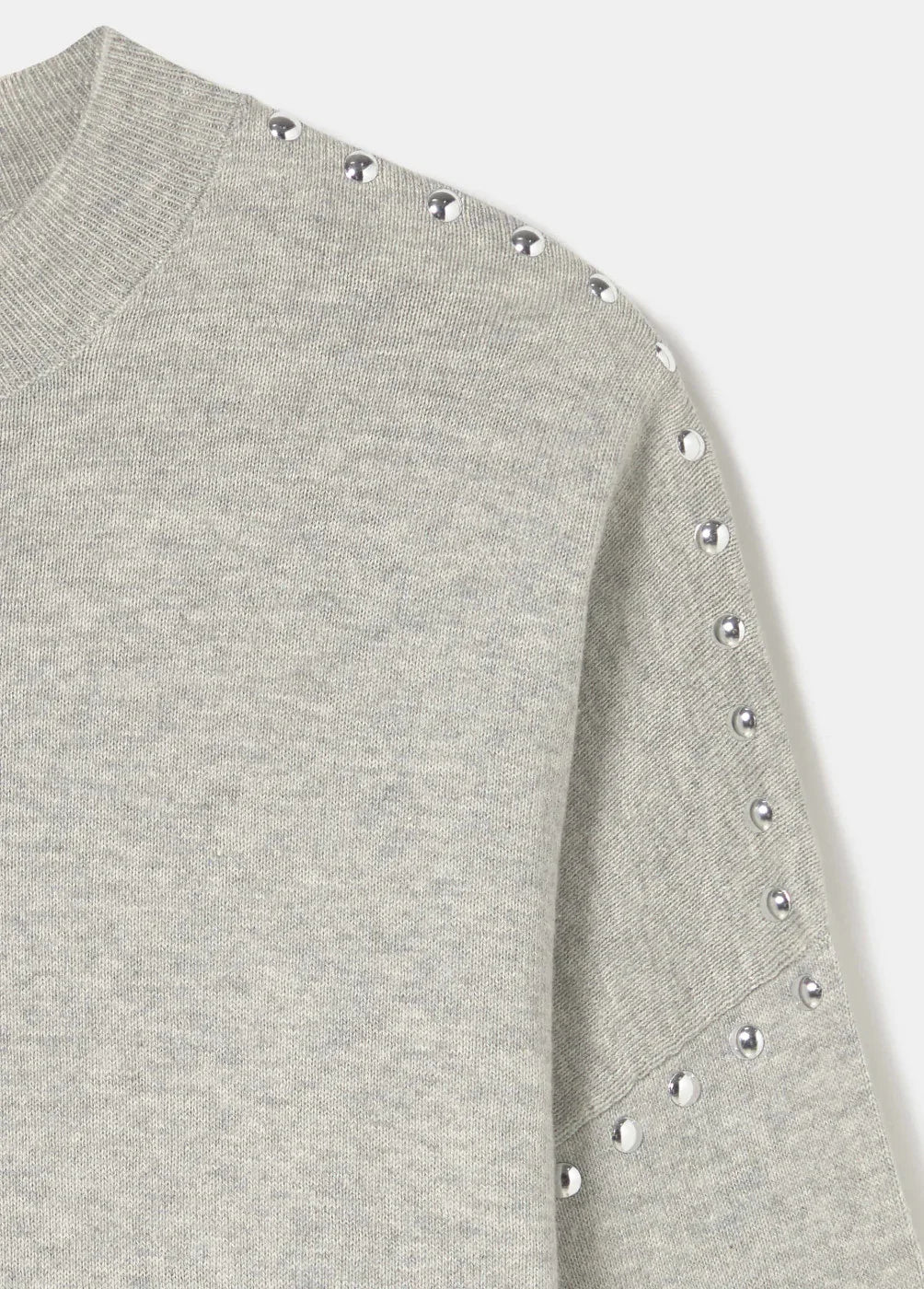 חולצת סווטשירט אפורה עם ניטים כסופים על הכתף והשרוול, אופנה CHOZEN