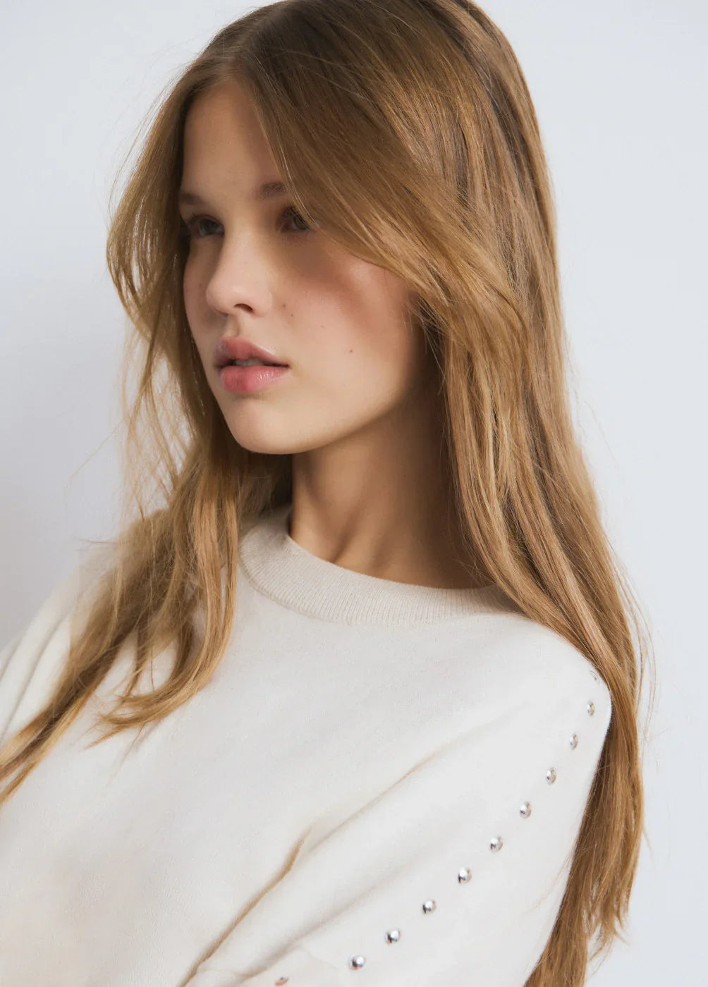 דוגמנית עם סווטשירט לבן בעיצוב מודרני, CHOZEN, צילום אופנה רקע לבן